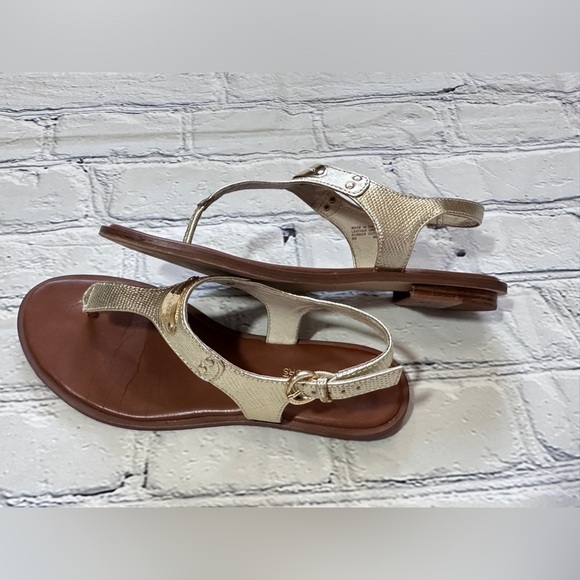 Michael Kors Plate  Flat Thong in Pale Gold - Picture 3 of 8